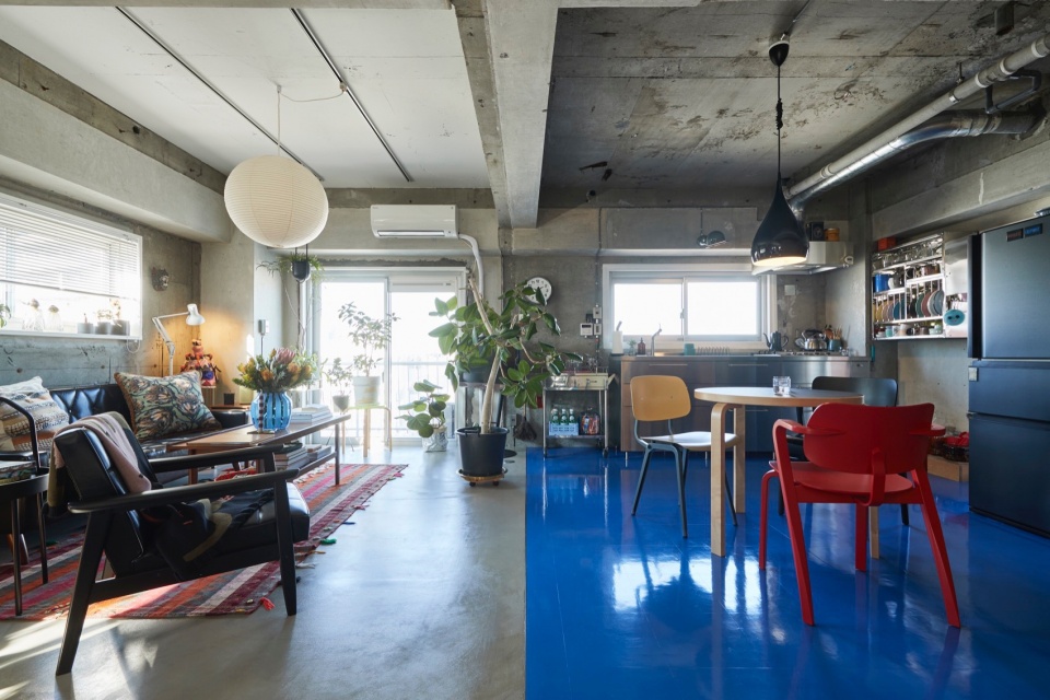 tokyo blue apartment by roovice