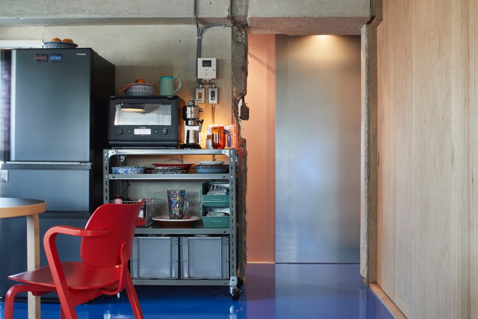 tokyo blue apartment by roovice