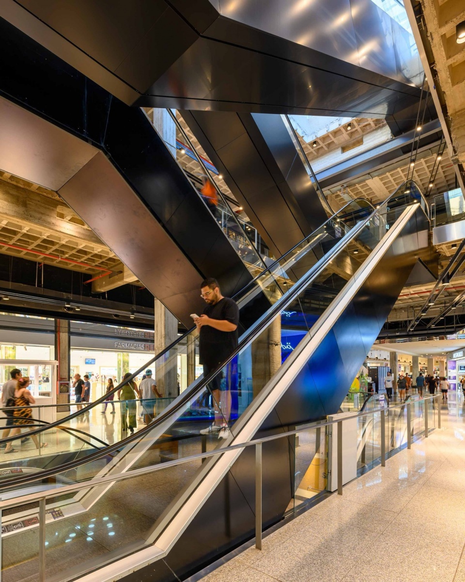 remodeling in nuevocentro shopping by ar mondejar arquitectos