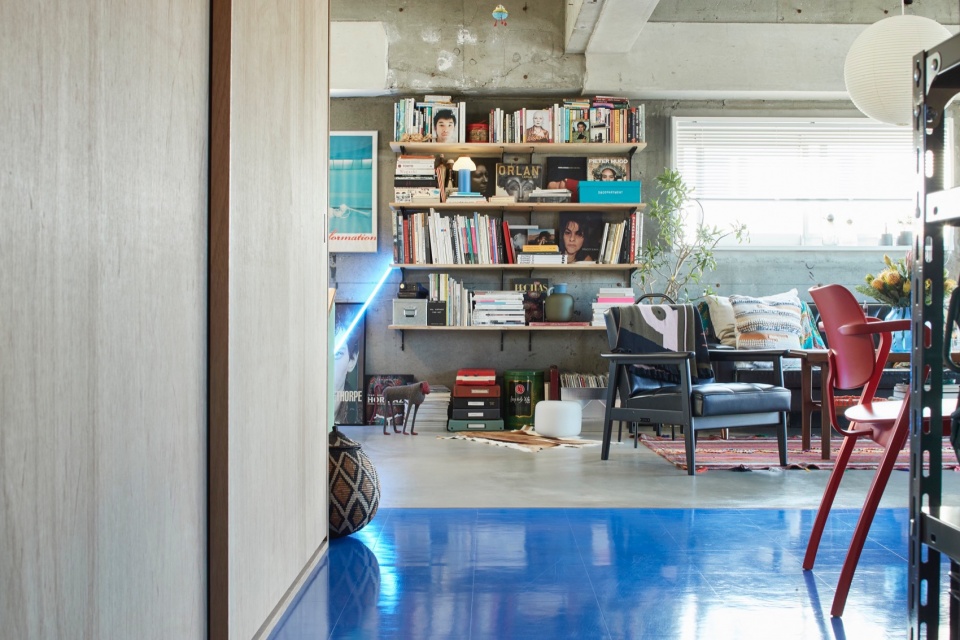 tokyo blue apartment by roovice