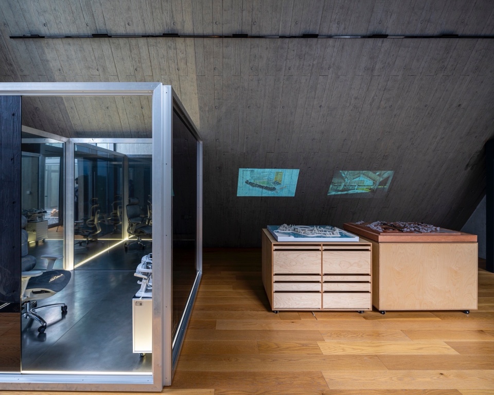 Square Courtyard Lab