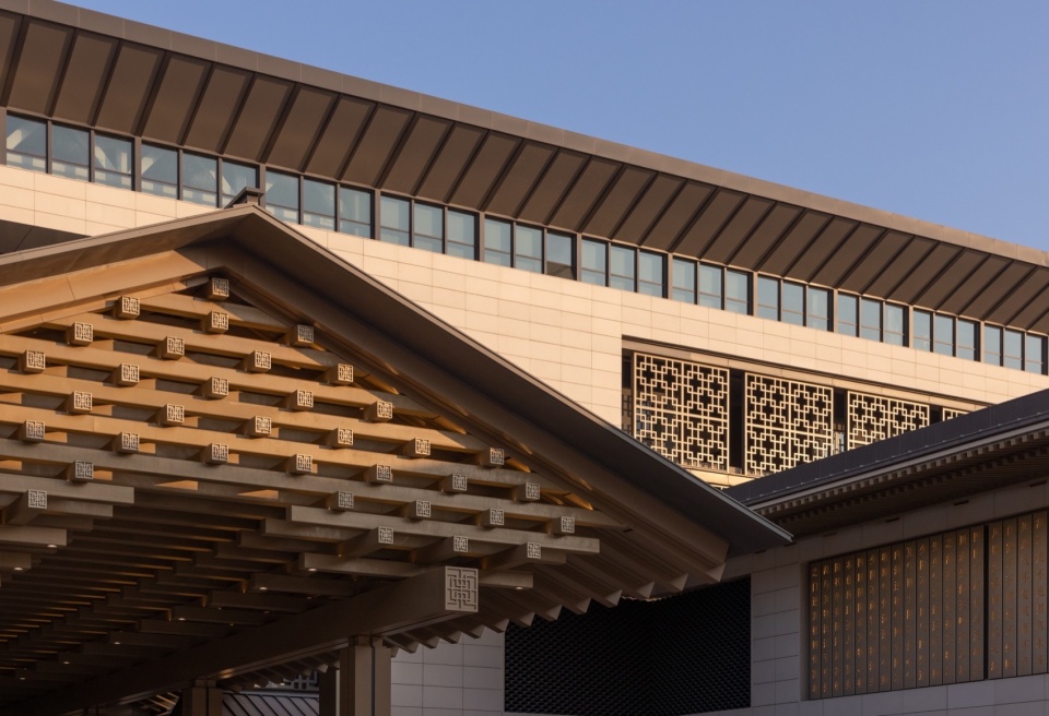 Arch structure formed by stacked beams floating atop the courtyard©是然建筑摄影