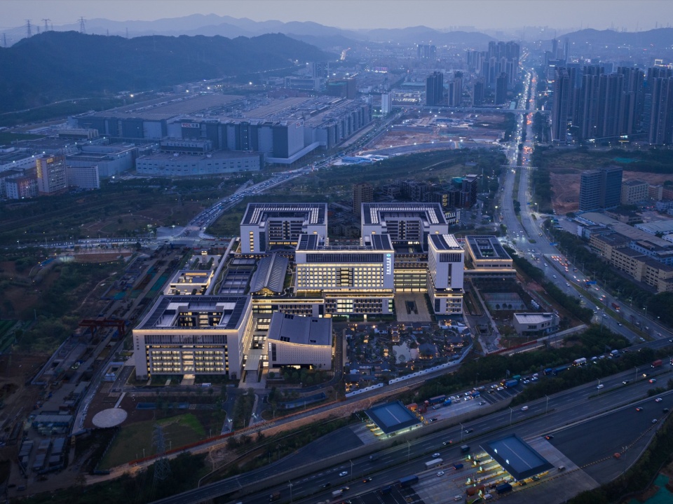 Fun contrast between architecture and nature©是然建筑摄影