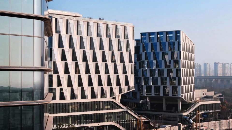 随光线变化地幕墙质感 Facade texture varying with light changes ©山间影像 Inter mountain images