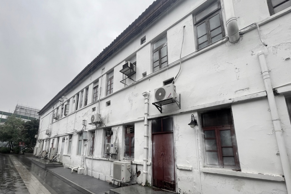 .3改造前后对比图(增设景观和休憩空间)Before and after images increasing landscaping and relaxation spaces©竖梁社