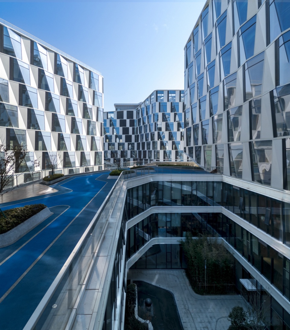 连接1,2号楼的裙房 Connecting podiums between Buildings 1 and 2 ©零壹城市 LYCS