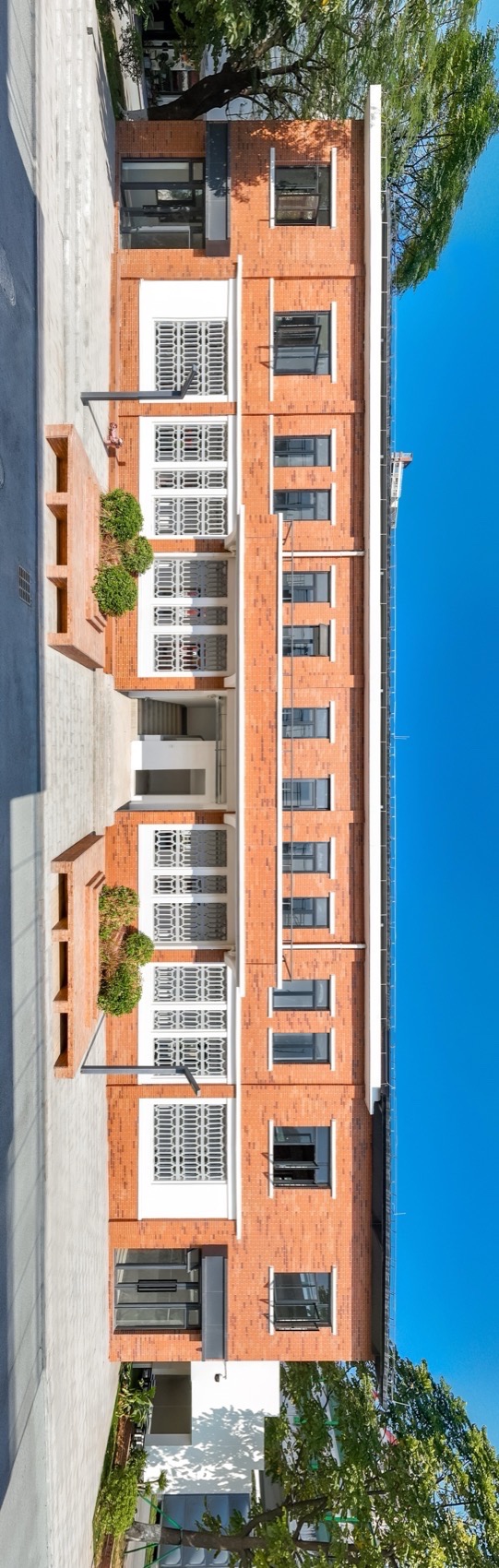 改造后和谐统一的正立面The harmonious and unified facade of the canteen after renovation©杨毅衡 re
