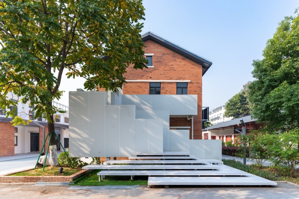 .2改造后的白色悬浮楼梯The white suspended staircase after renovation©杨毅衡