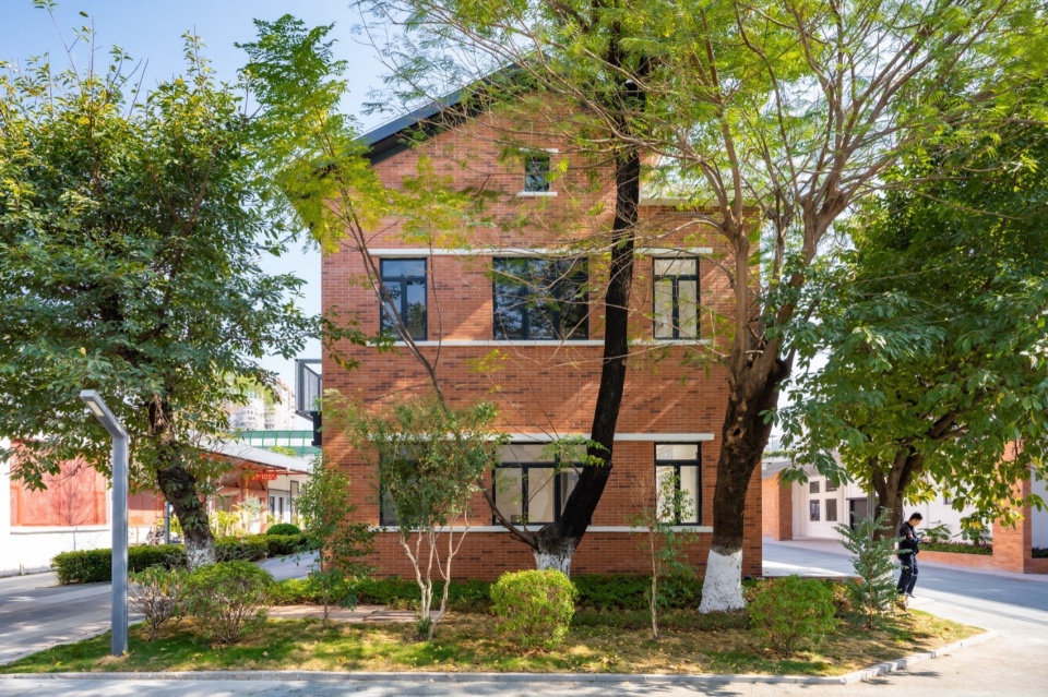 .3建筑与生态环境和谐共生The architecture coexists harmoniously with the ecological environment©杨毅衡