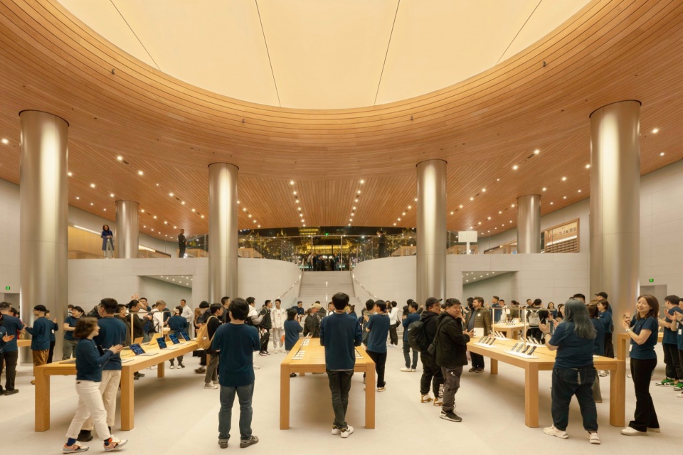 apple opens new store at the heart of shanghais jingan district 2
