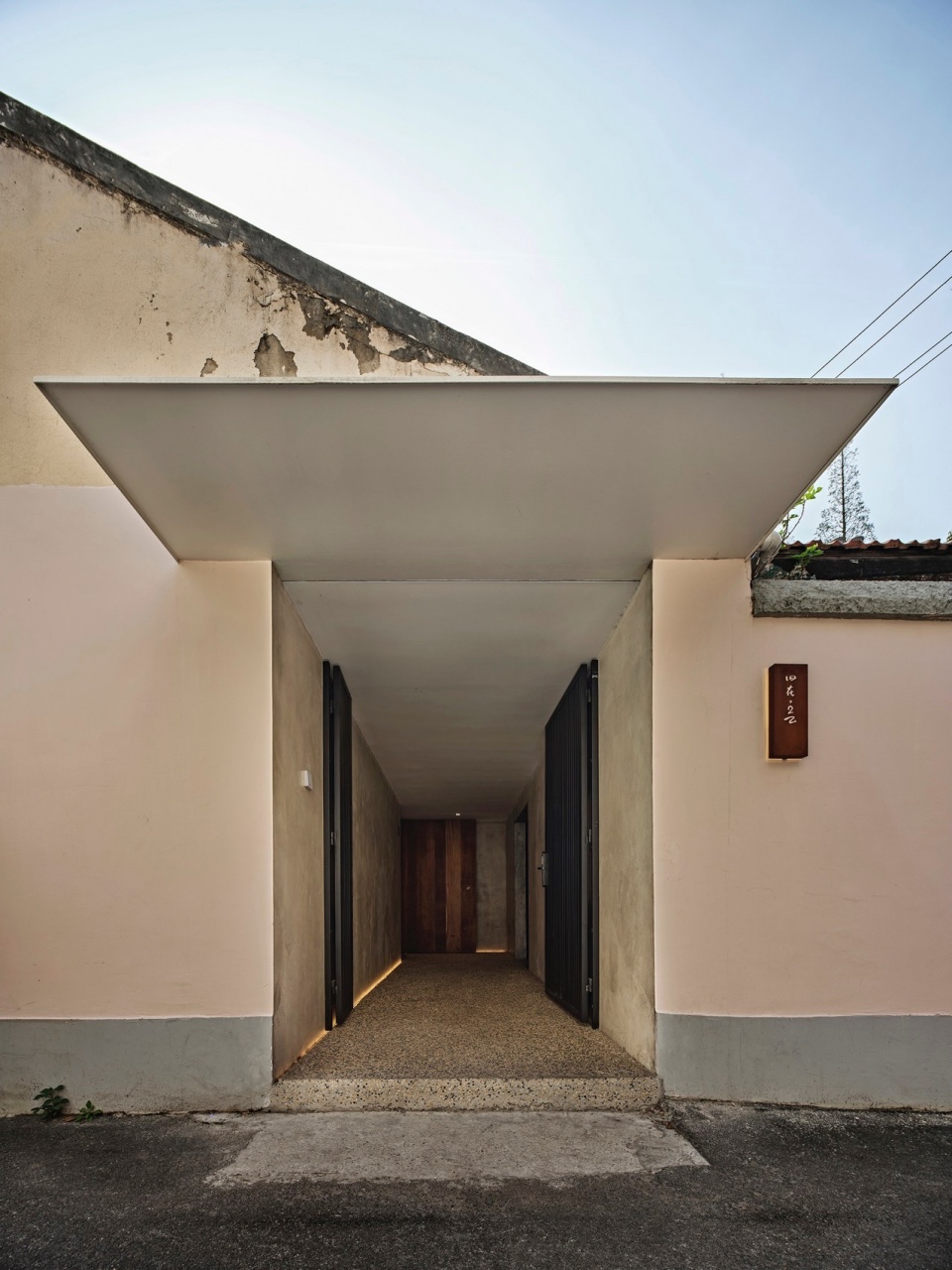 入口大门©胡文杰 old in the deep alley by shanghai shanxiang architectural design company