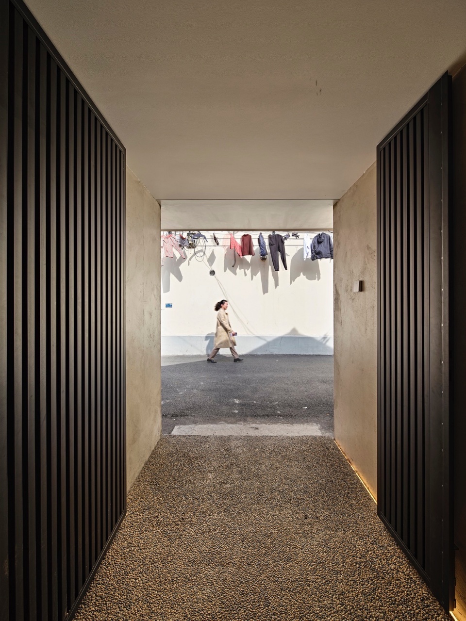 入口廊道往外看©胡文杰 old in the deep alley by shanghai shanxiang architectural design company