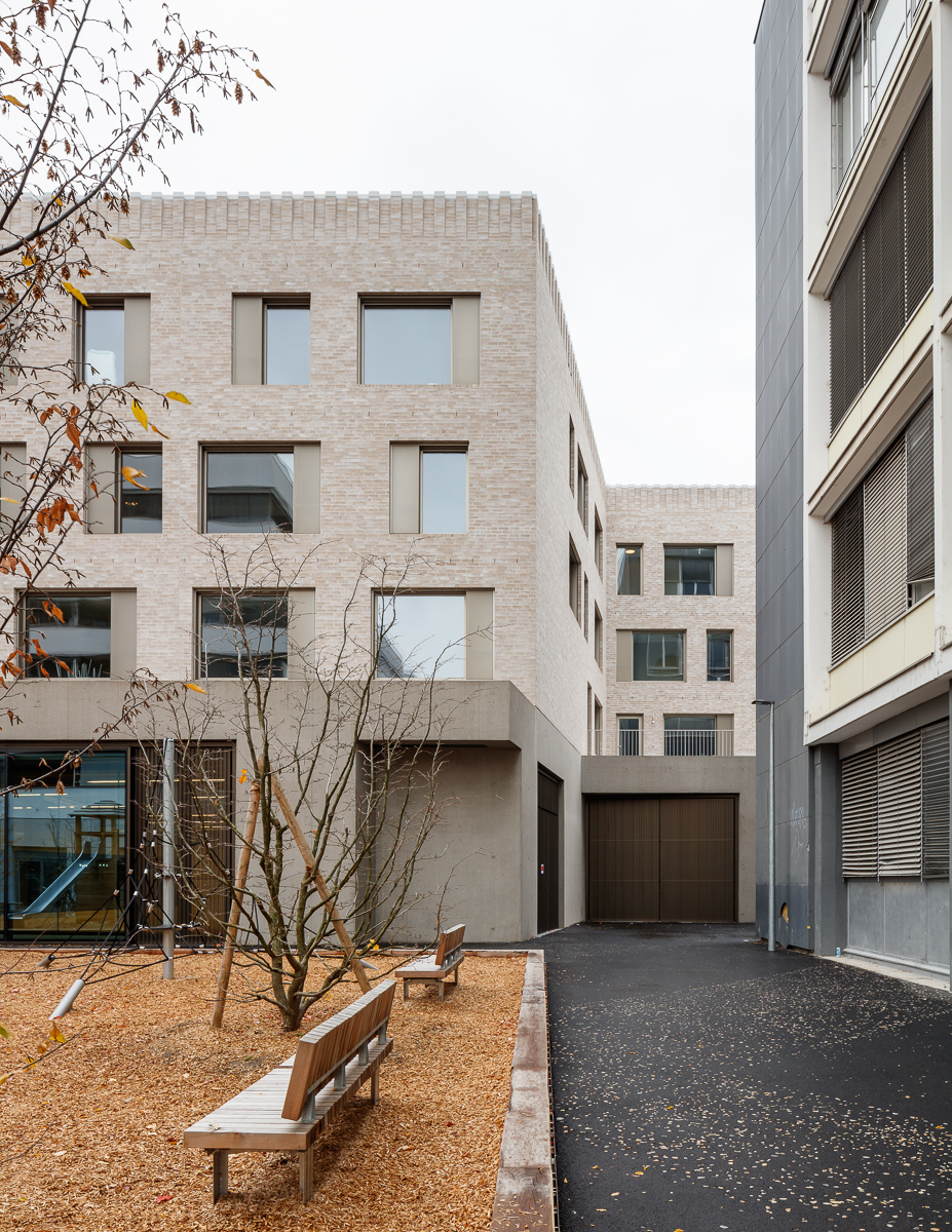 public facilities building at jonction geneva by lacroix chessex