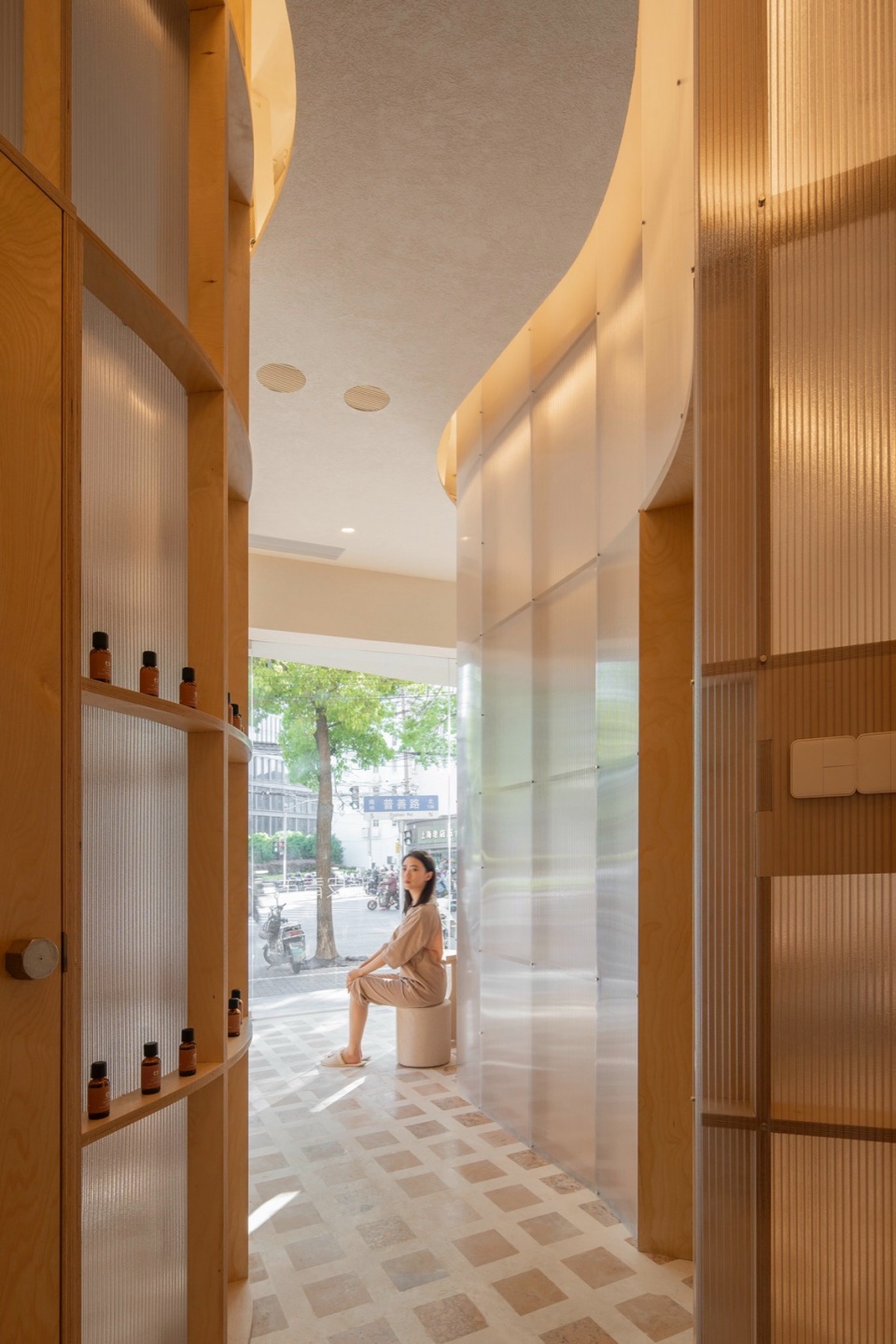 从走廊看向室外,View from Corridor to Outside