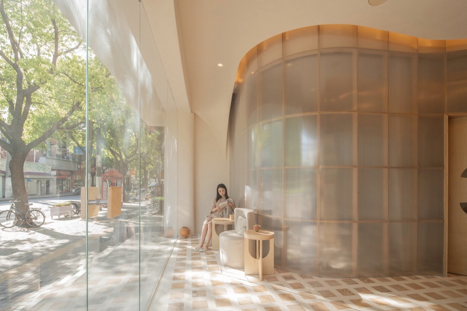 半透体块与顶部的穿插关系The Interplay Between the Semi Transparent Block and the Ceiling