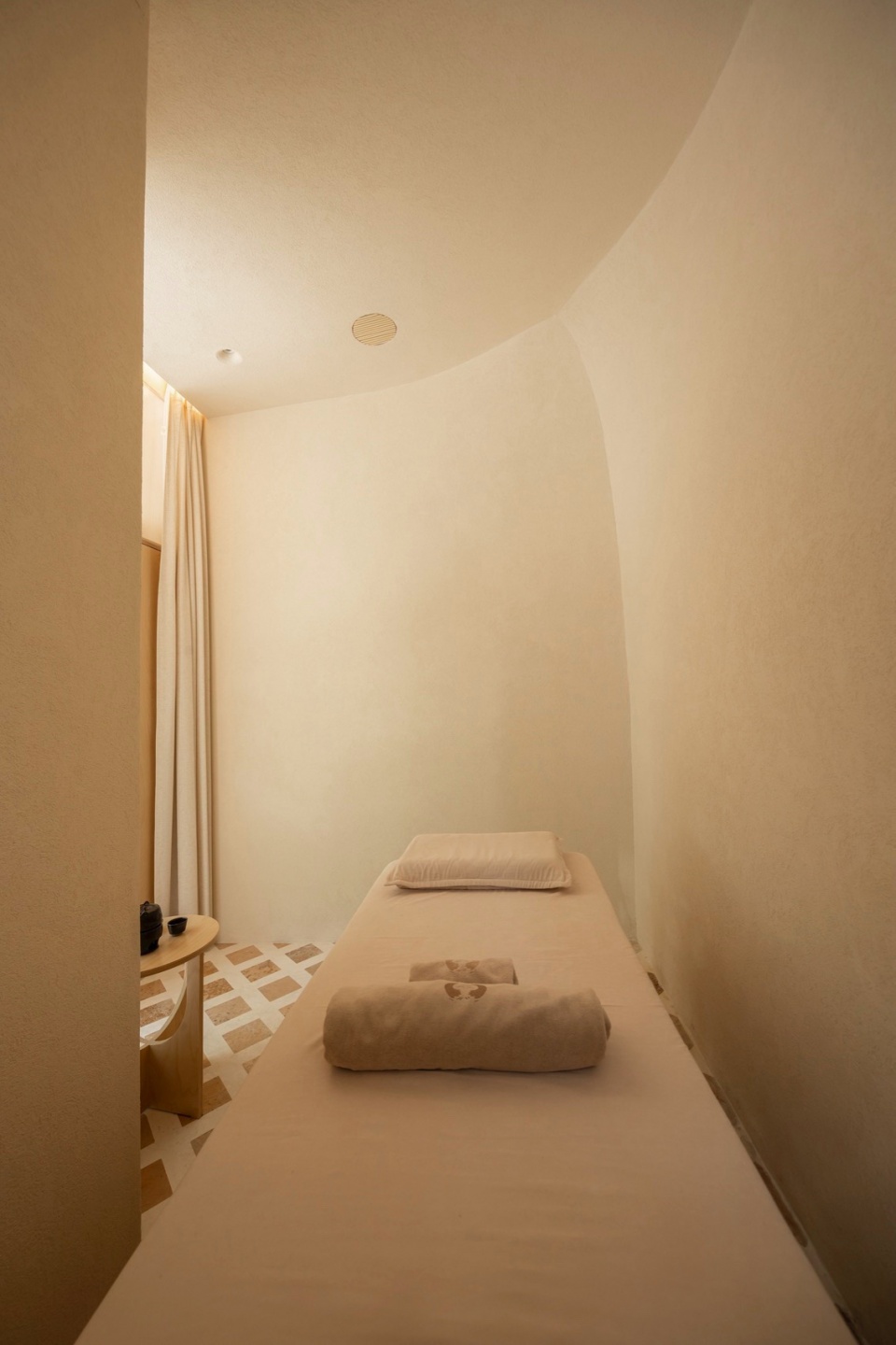 单人间微微向内屈身的墙角,Slightly Inward Curved Corner in Single Room