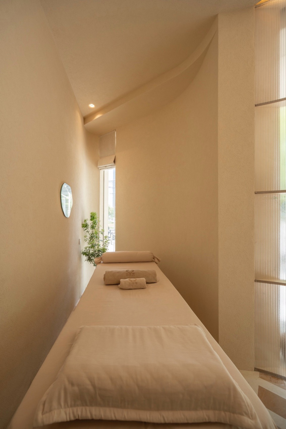单人间的条形窗,Narrow Window in Single Room
