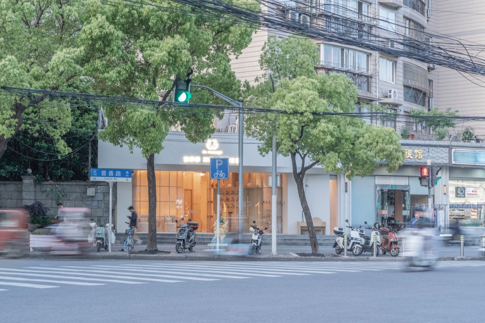 街道看向店铺,View from the Street to the Shop