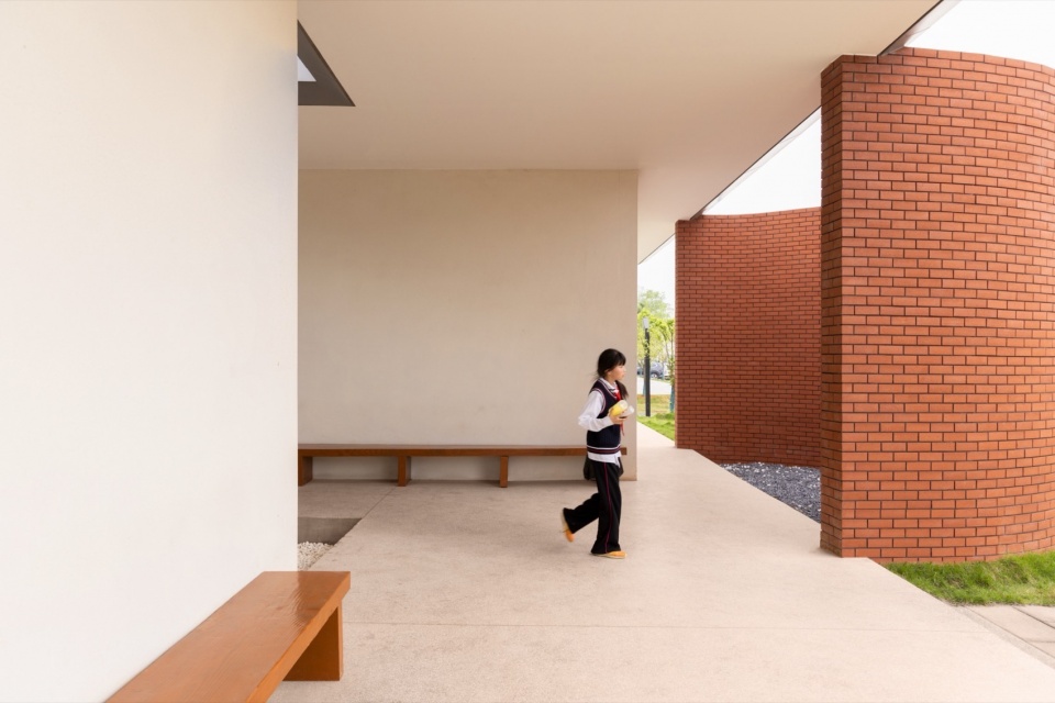 号景观公厕 入口过道 auxiliary buildings of liangzi lake changling ferry by upa