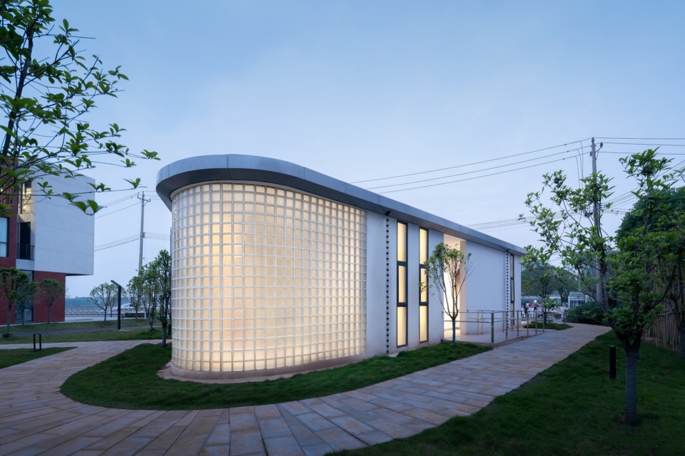号景观公厕 夜景 auxiliary buildings of liangzi lake changling ferry by upa