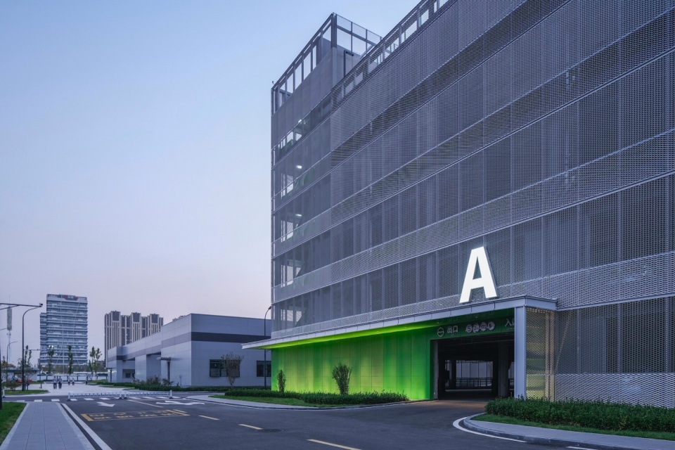 MAT 歌尔停车楼 傍晚的入口A parking box goer optics parking building by mat office