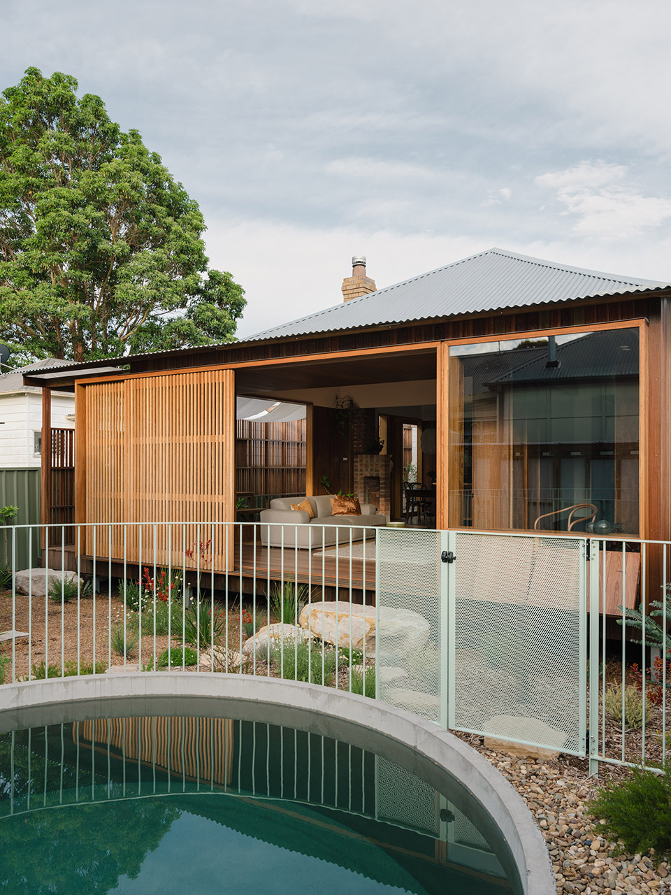 aru house by curious practice