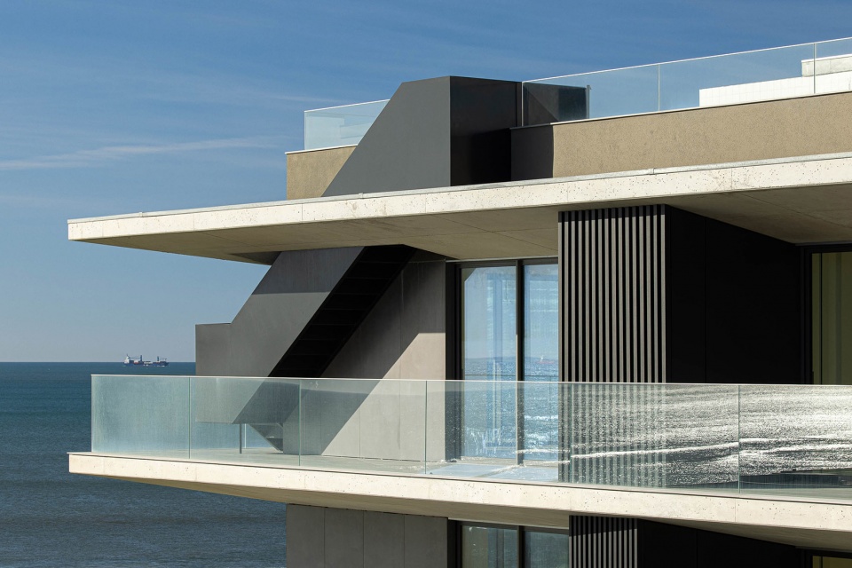seashore building by atelier darquitectura lopes da costa