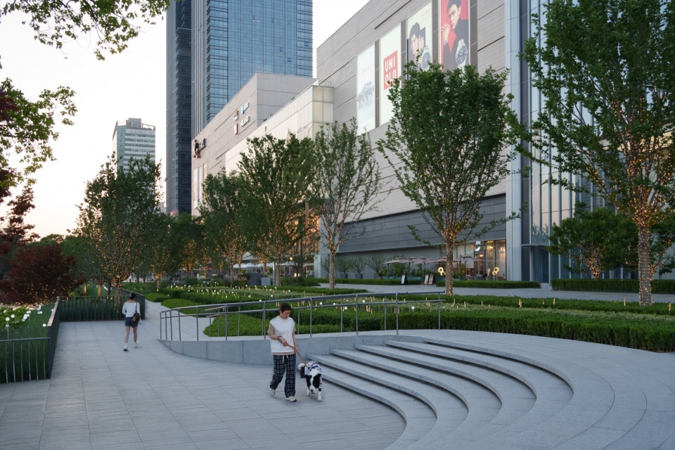 the mixc wuxi binhu landscape design by pland