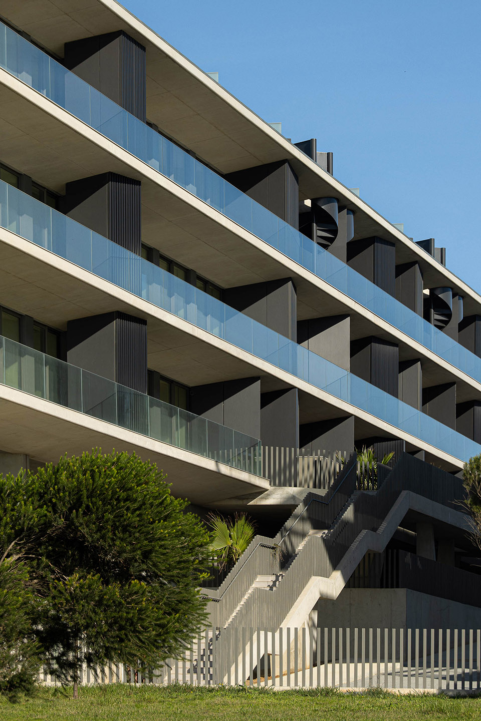 seashore building by atelier darquitectura lopes da costa