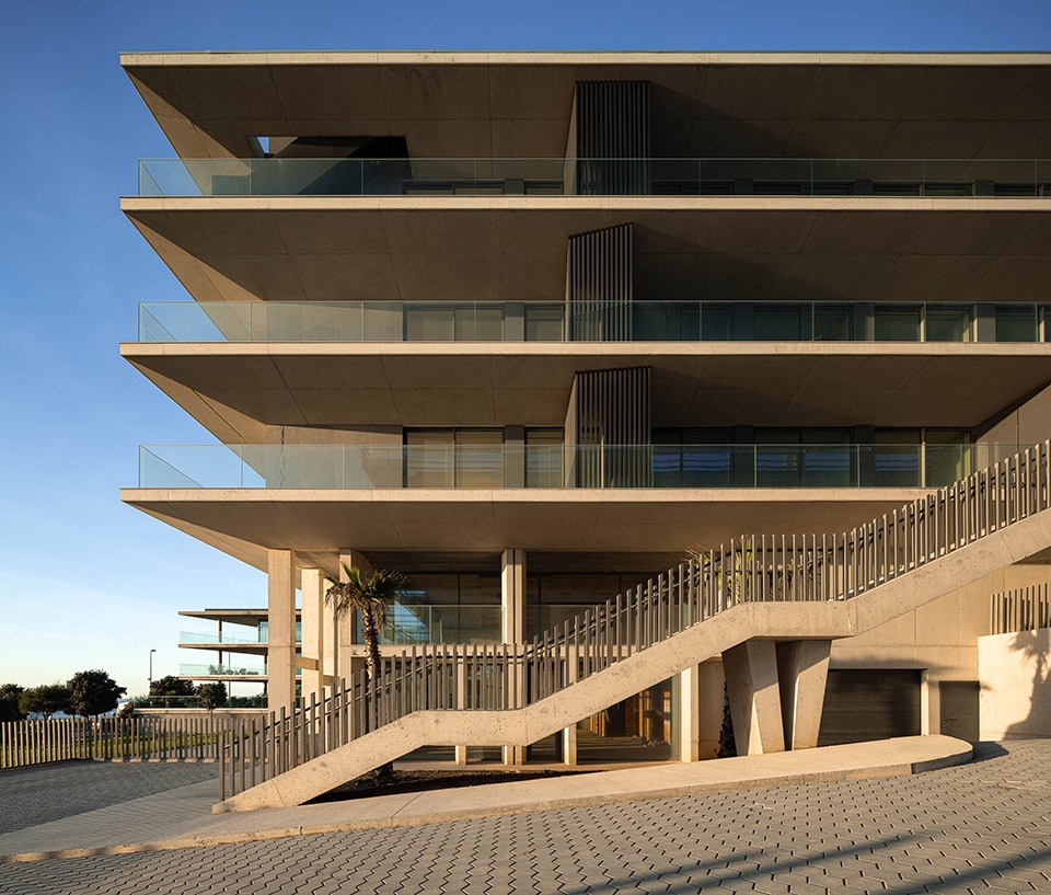 seashore building by atelier darquitectura lopes da costa