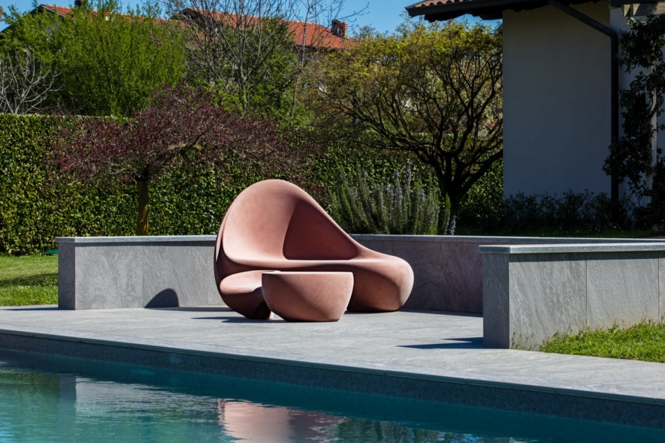 Ripple outdoor sofa and table