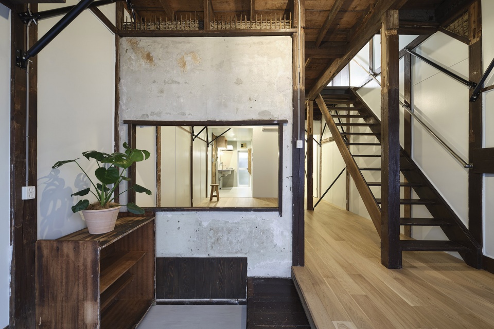 mukojima row house by roovice cabbage truck