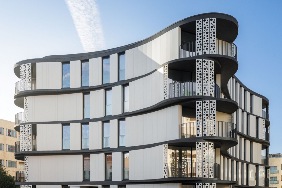 Sense 100 Building by Sandra Micaela Casinha architects