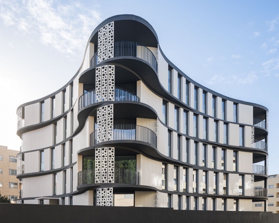 Sense 100 Building by Sandra Micaela Casinha architects