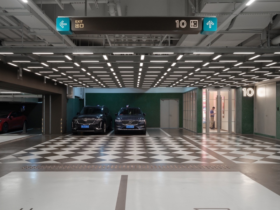 Columbia Circle Phase II Architectural Refinement Gray Space Interior and Guide System by XU Studio