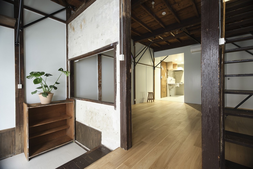 mukojima row house by roovice cabbage truck
