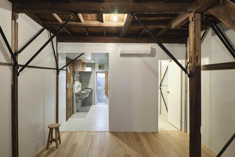 mukojima row house by roovice cabbage truck