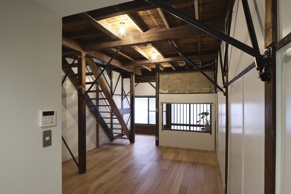 mukojima row house by roovice cabbage truck