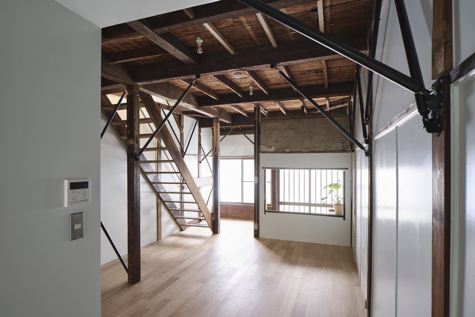 mukojima row house by roovice cabbage truck