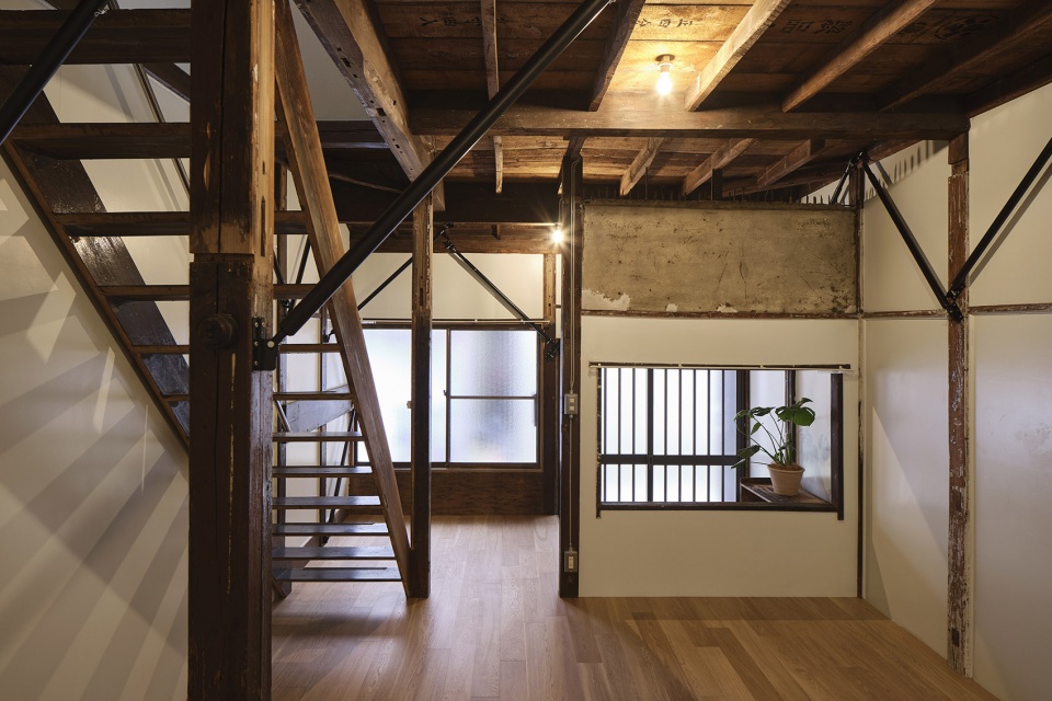 mukojima row house by roovice cabbage truck