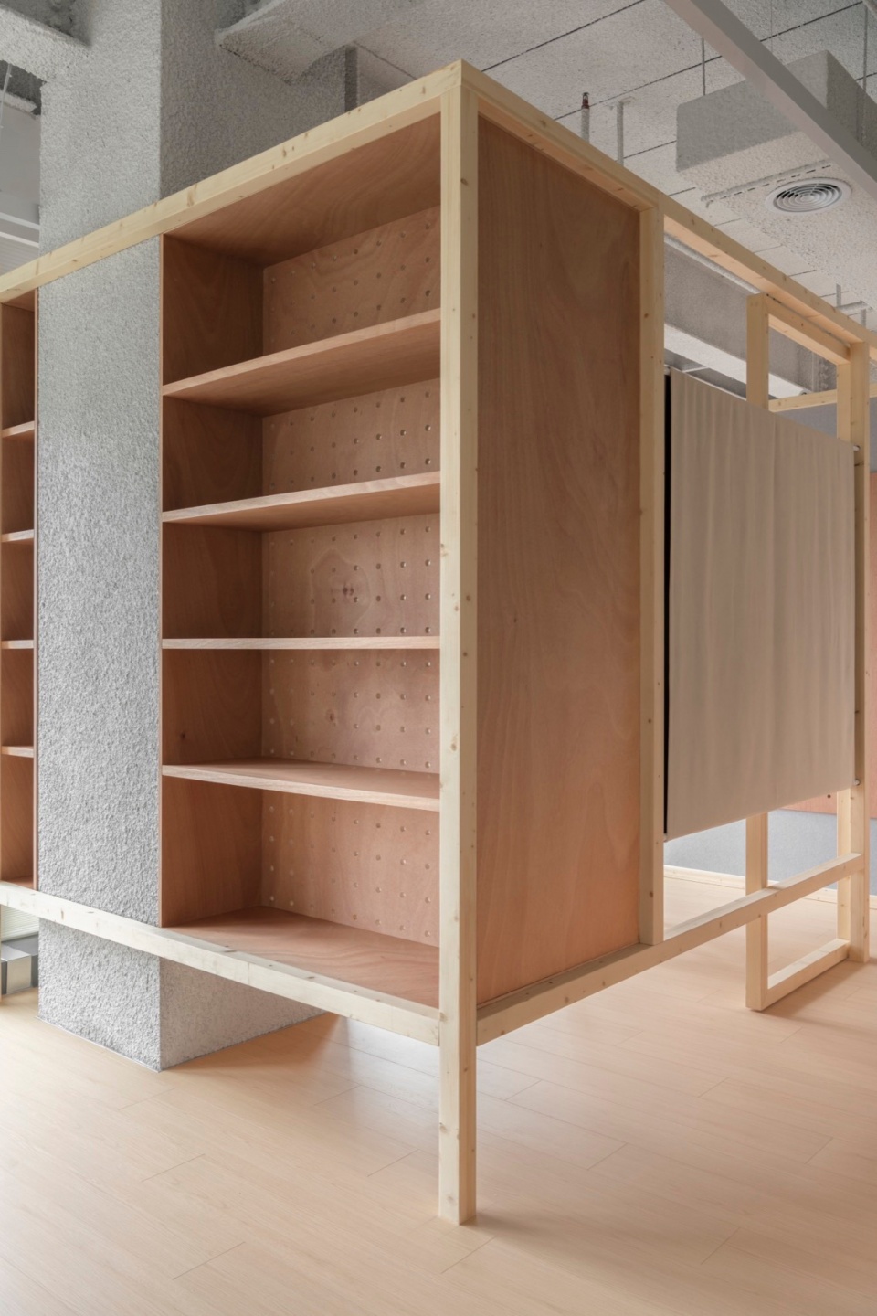 LINGYILI OFFICE Woodo Studio
