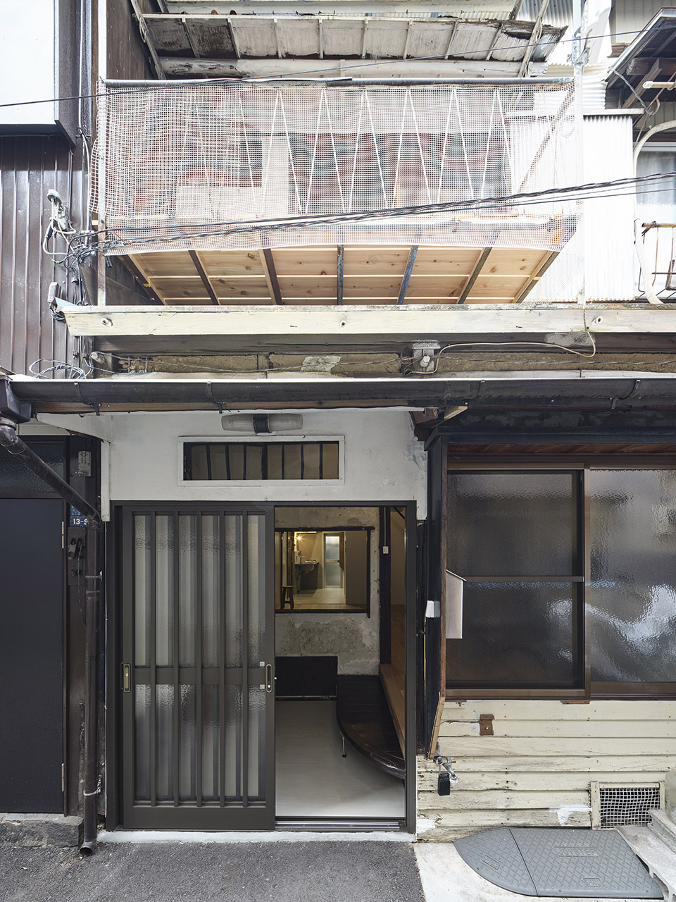 mukojima row house by roovice cabbage truck