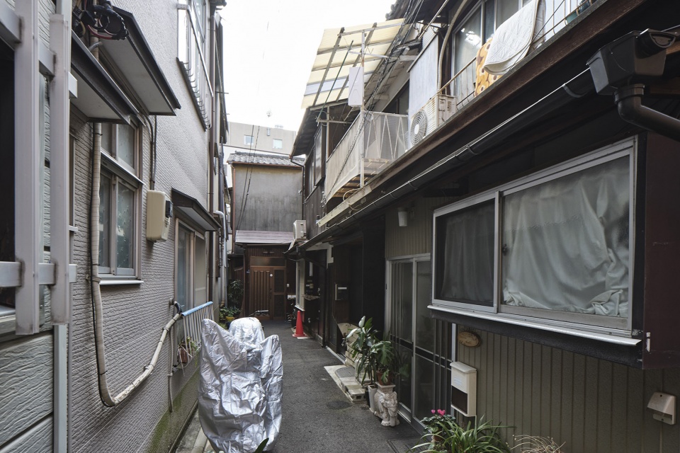 mukojima row house by roovice cabbage truck