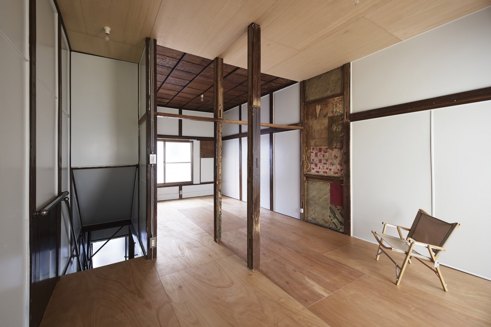 mukojima row house by roovice cabbage truck