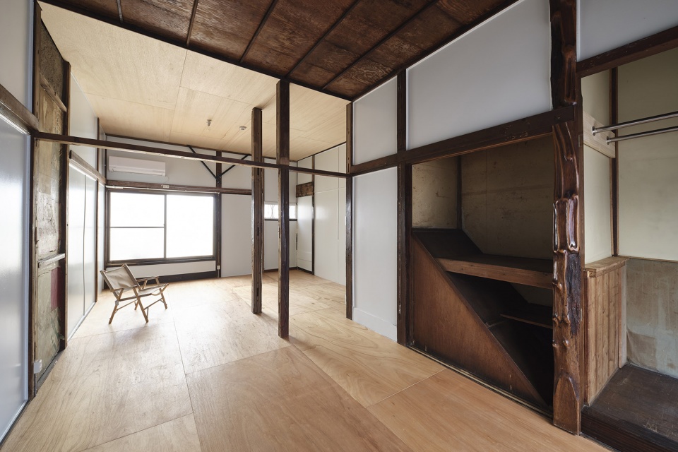 mukojima row house by roovice cabbage truck