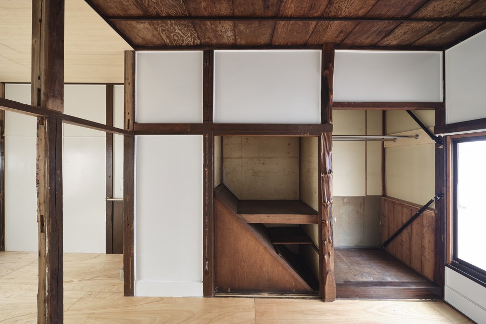 mukojima row house by roovice cabbage truck