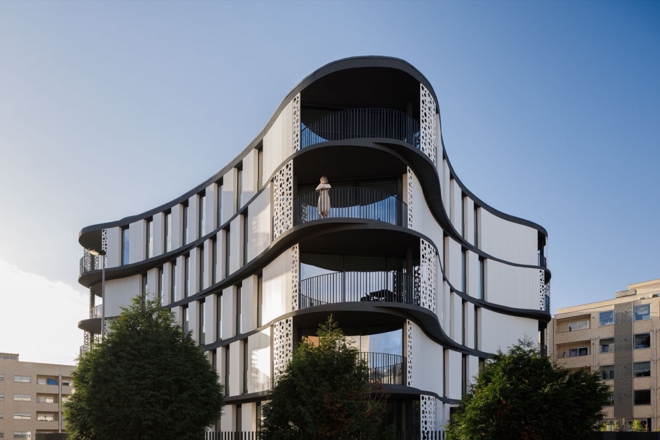 Sense 100 Building by Sandra Micaela Casinha architects