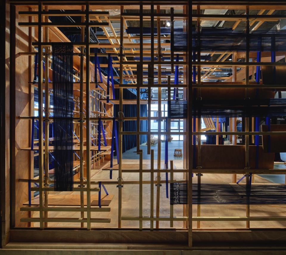 絣染架作为建构单元的立面The façade of ikat frames as construction units©吕博