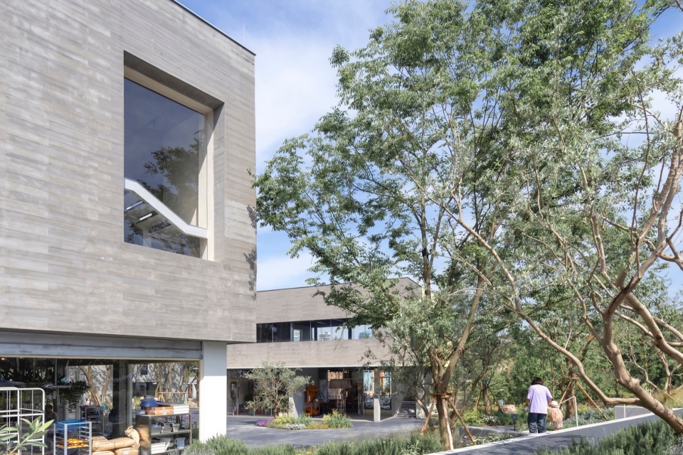 the luxe lakes cpi island commercial renewal by vari design