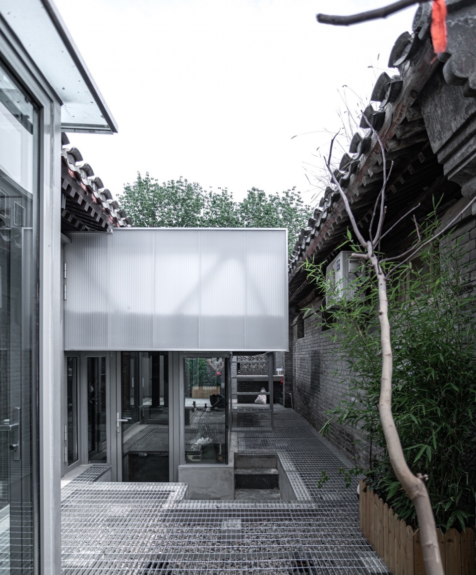 Carrying pole House by Atelier KAI Architectes